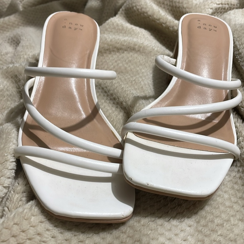 (SOLD)A new day block heels - Picture 5 of 5